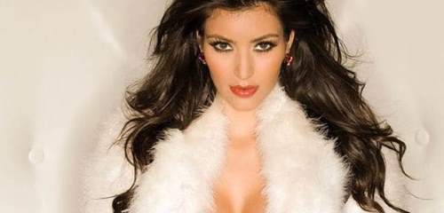 Kim Kardashian se mostró desnuda en memoria de Hugh Hefner