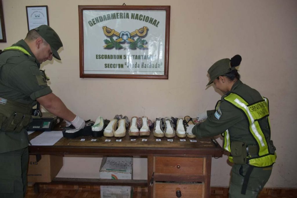 Zapatos con cocaína: dos narcotraficantes fueron frenados en la frontera