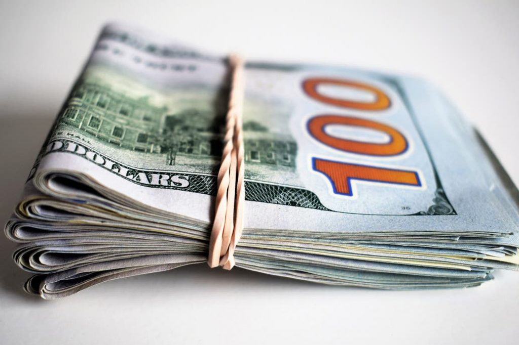 Dólar hoy: el blue sube a $180 y baja el «cable» a la espera de anuncios del Gobierno