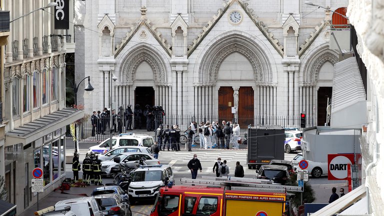 Un ataque terrorista en Francia dejó tres muertos, uno de ellos decapitado, en la basílica de Niza