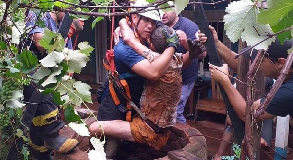 Dramático rescate en Misiones: policías y bomberos salvaron a un hombre que cayó en un aljibe