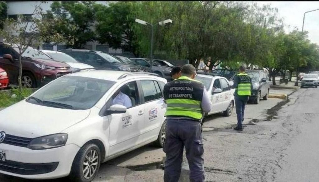 AMT controlará que todos los choferes de taxis y remises estén declarados en las licencias