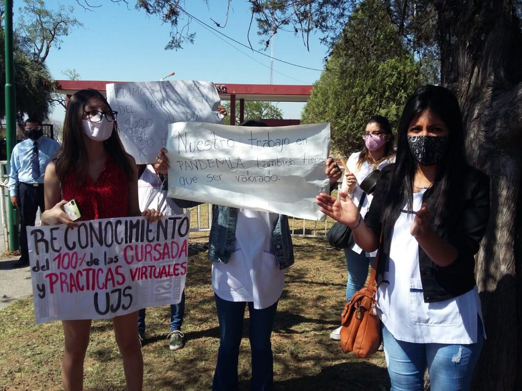 Estudiantes terciarios se manifestaron en las puertas de Casa de Gobierno