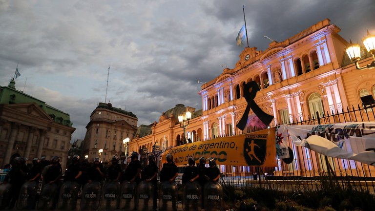 El último adiós: miles de personas despiden a Diego Maradona en la Casa Rosada