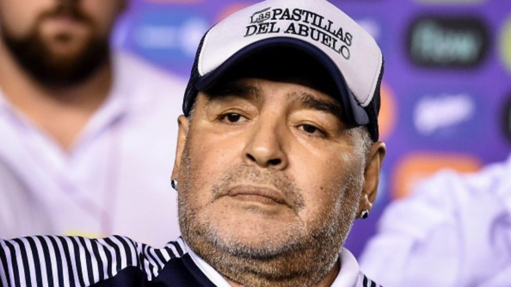 Operan a Maradona: “Es una cirugía de rutina”