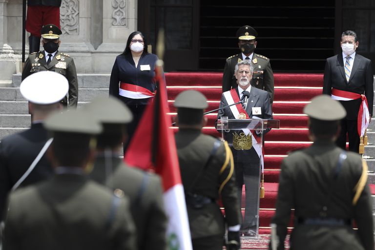 El Presidente de Perú destituye al comandante de la policía y 15 generales tras las protestas