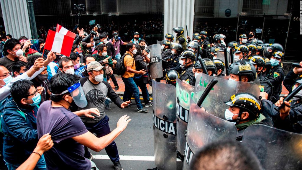 Crisis en Perú se agudiza tras violenta noche de protestas y renuncias de ministros