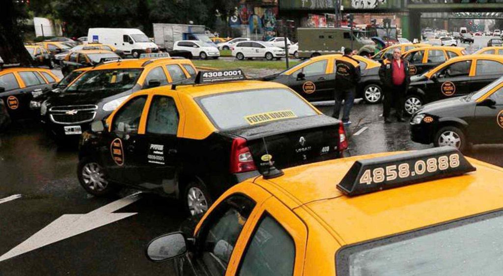 Taxistas aseguran que si llega Uber peligra el trabajo de 7.000 familias