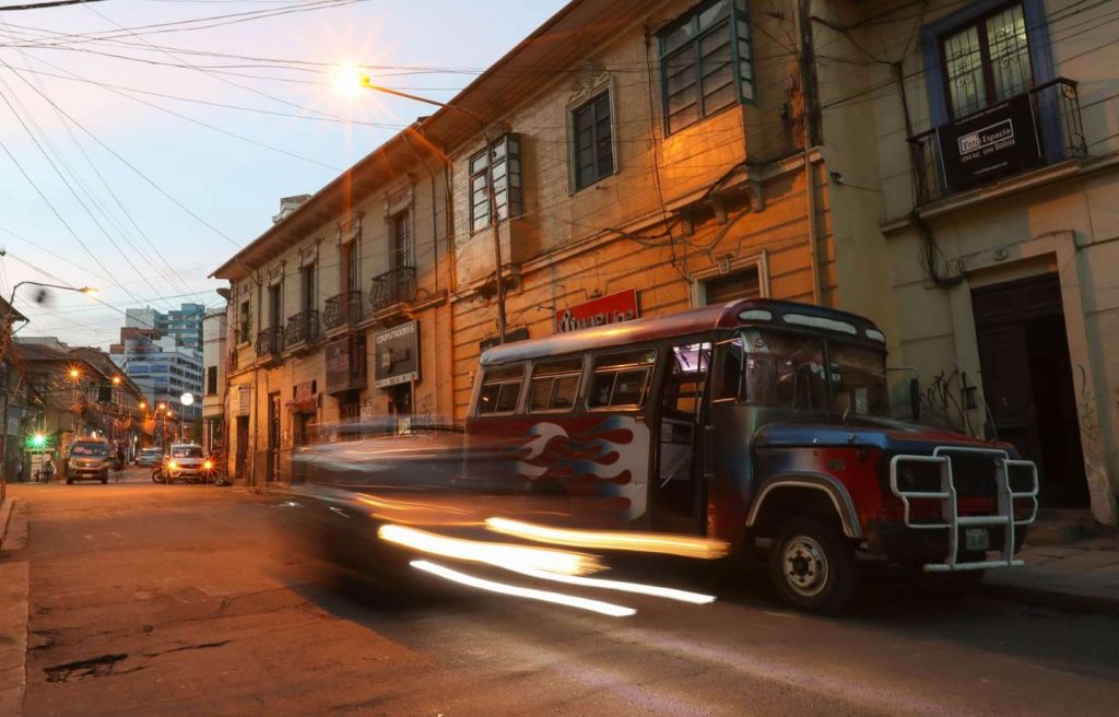 La «Micro Galería», el autobús que acerca el arte a la gente en Bolivia