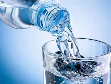¿Qué cantidad de agua hay que beber a diario?