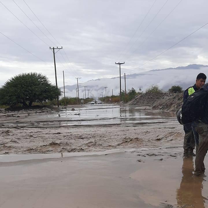 Consecuencias de la lluvia: El agua tapó la RN40 entre Cafayate y Animaná