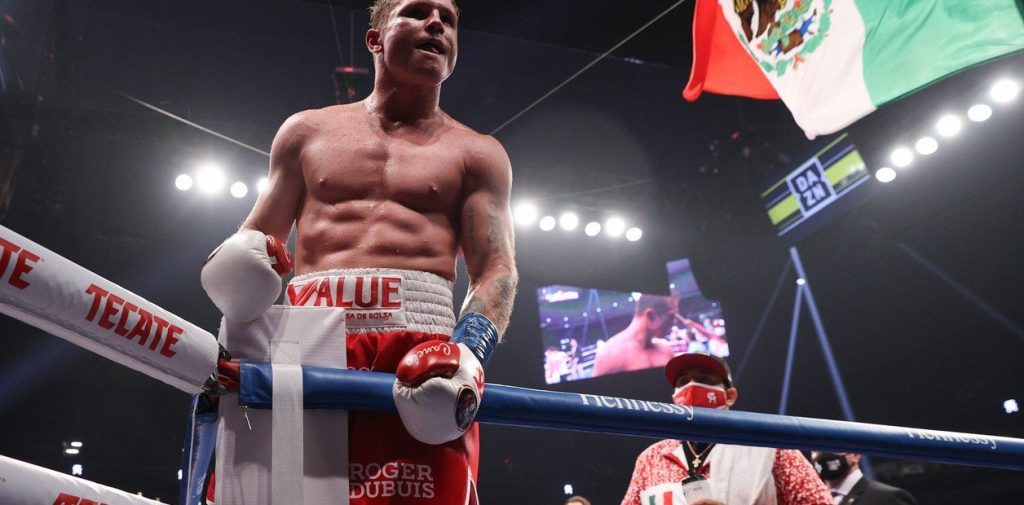 Canelo Álvarez dio un show ante Smith y es supercampeón