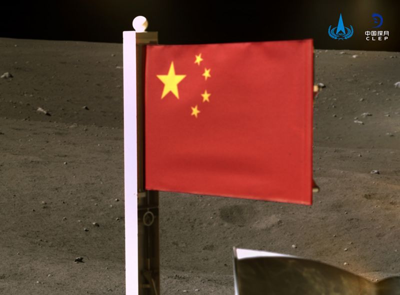 China se convierte en el segundo país en la historia en plantar su bandera en la Luna