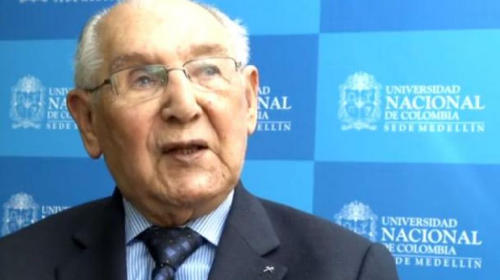 Tiene 104 años, presentó su tesis doctoral y descifró un enigma matemático