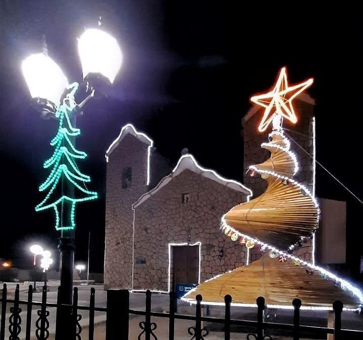 Anoche hubo gran entusiasmo cuando los municipios encendieron sus árboles navideños