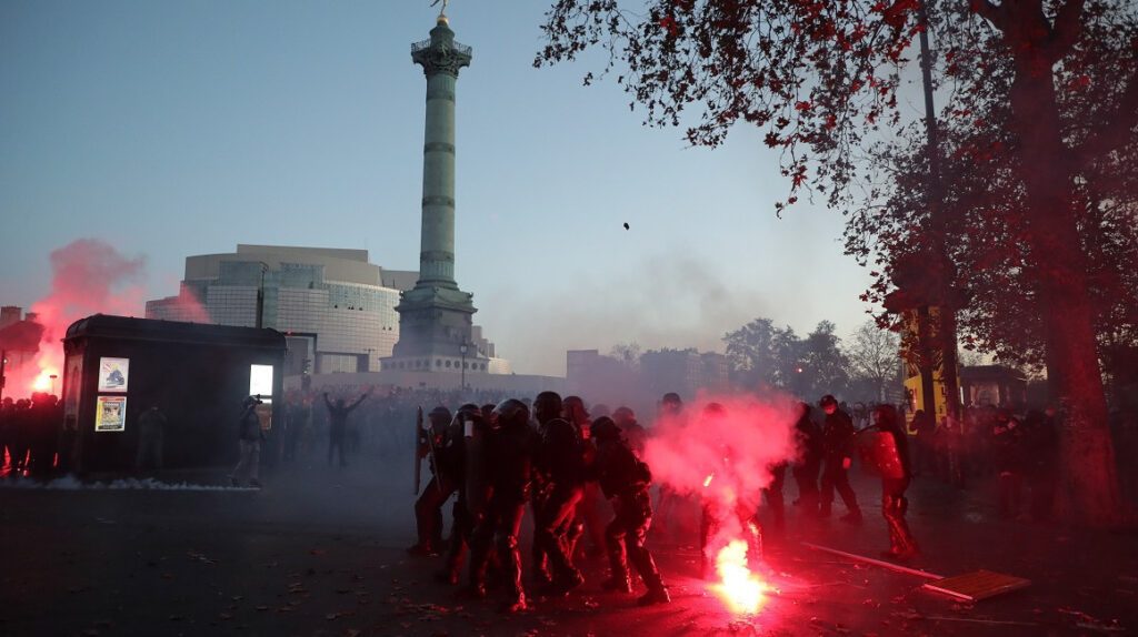 Francia: las protestas fuerzan la «revisión» de la ley de seguridad de Macron