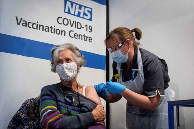 El Reino Unido recomendó a los alérgicos severos que no se apliquen la vacuna de Pfizer tras una reacción en dos pacientes