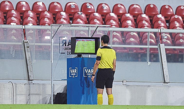 VAR al fútbol: la comparación con el sistema de videoarbitraje en el tenis, el básquetbol y otros deportes