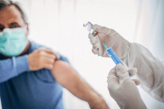 Se aprobó la inoculación de las dos dosis de la vacuna a personas mayores de 60 años.