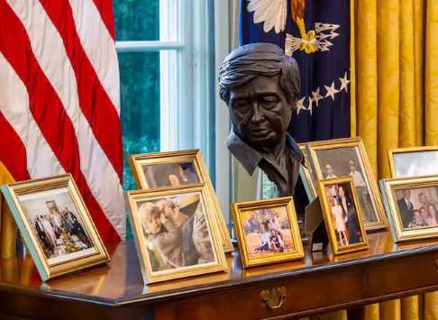 Biden coloca busto de César Chávez en la oficina oval de la Casa Blanca