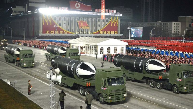Corea del Norte exhibe un misil que describe como «el arma más poderosa del mundo»
