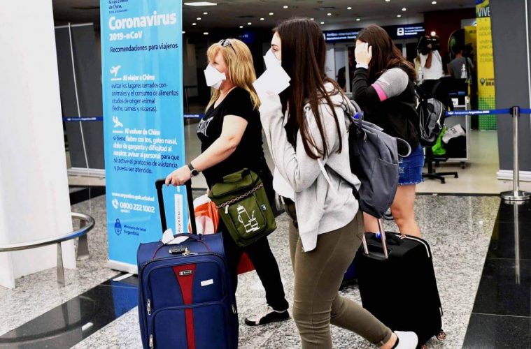 Viajar en medio del salto de contagios: qué requisitos se les exige a los argentinos en los principales destinos