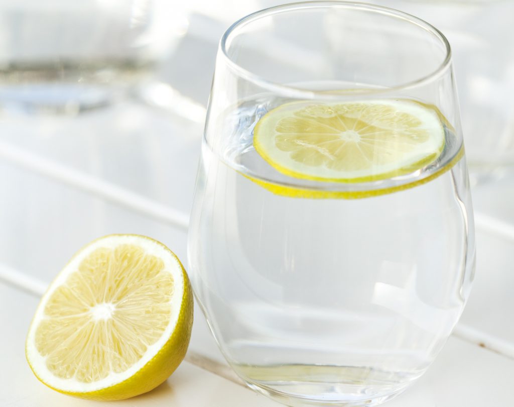 Agua con limón, tomarla cada mañana es una costumbre que avanza
