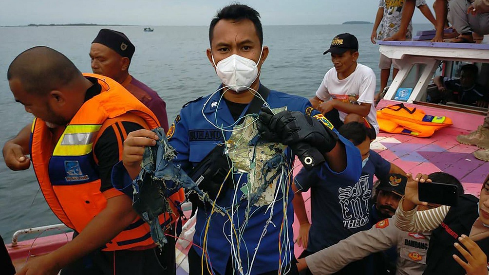 Desapareció un avión Boeing 737 poco después de despegar de Yakarta