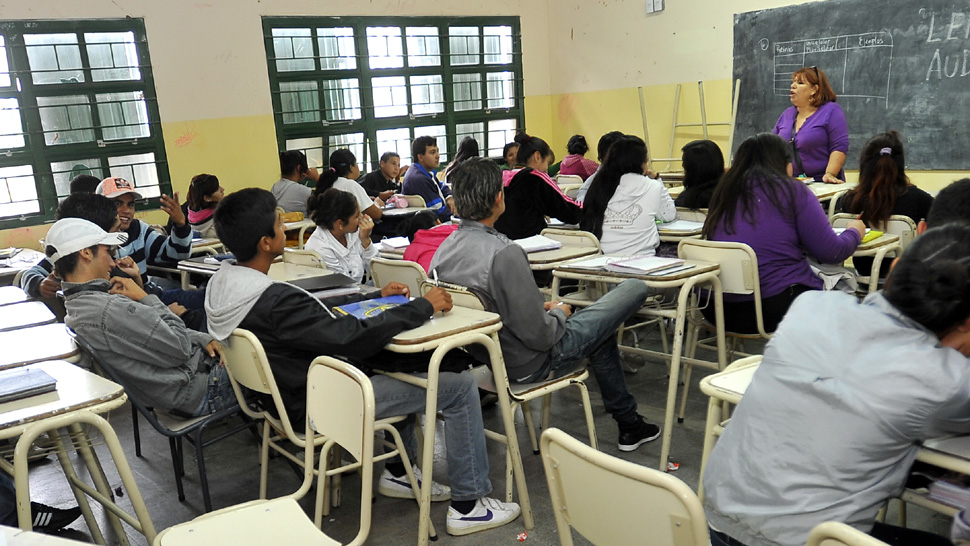 Vacunarán a docentes en febrero para que las clases se inicien «con mayor presencialidad»