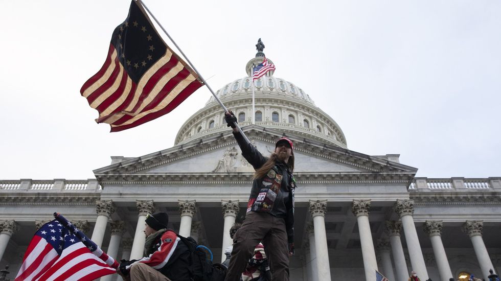 ¿Terrorismo doméstico? Tras el ataque al Capitolio, Biden pide investigar el extremismo violento