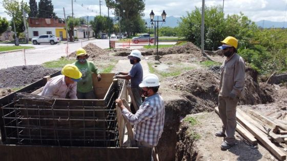 Aguas del Norte construye un sifón de alivio cloacal en el río Arias