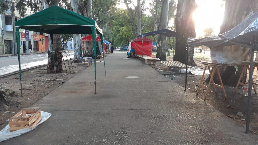 Parque San Martín: incidentes entre manteros y feriantes