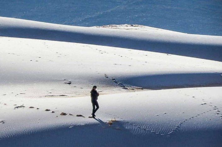 Un temporal histórico cubrió de nieve al desierto de Sahara