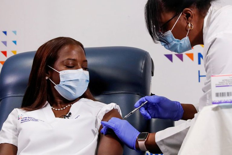 Pfizer y BioNTech anunciaron que no es necesaria otra vacuna contra las cepas británica y sudafricana del coronavirus