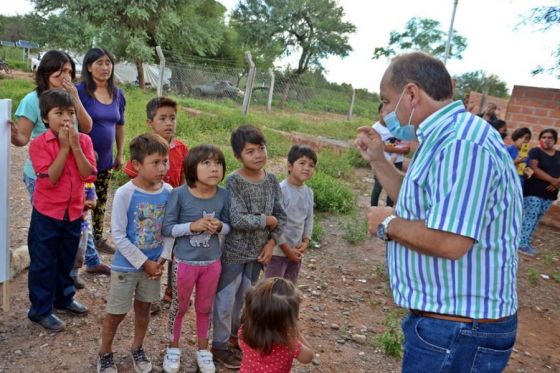 El Gobierno asistió a la escuela de la comunidad originaria Emanuel de Apolinario Saravia