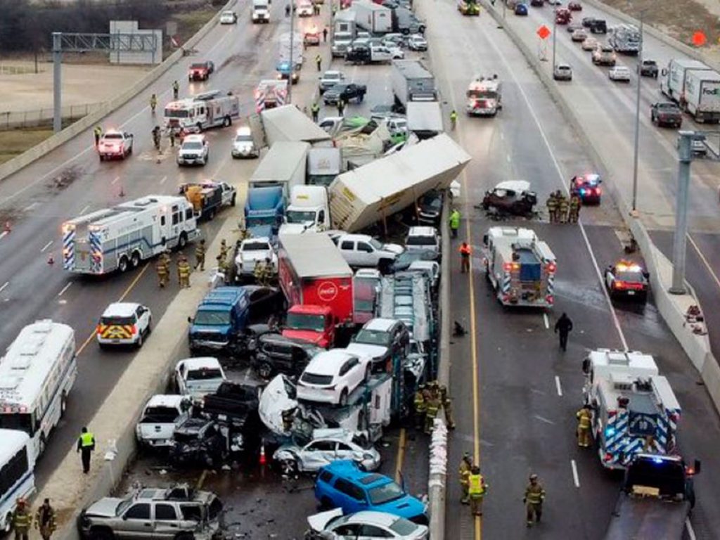 Tormenta en EE.UU.: al menos seis muertos por un choque en cadena de más de 130 vehículos en una autopista llena de hielo en Texas