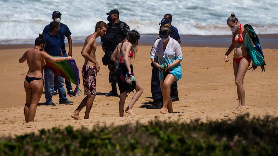 ¿Por qué hay más jóvenes que están enfermando de covid-19 en Brasil?