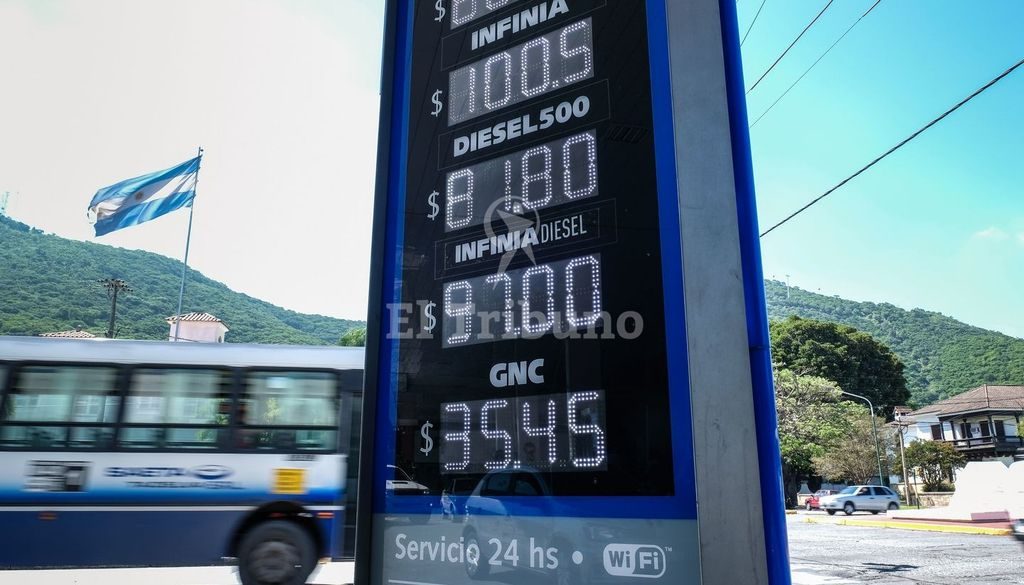 Subió la nafta y llenar el tanque cuesta casi $2.000 más que hace un año