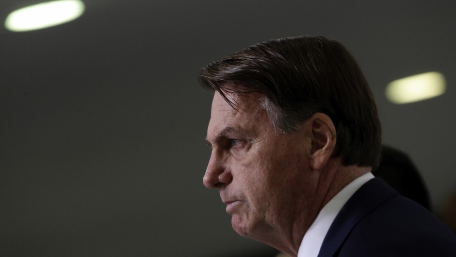 Bolsonaro amenaza con usar los militares en medio de la crisis social