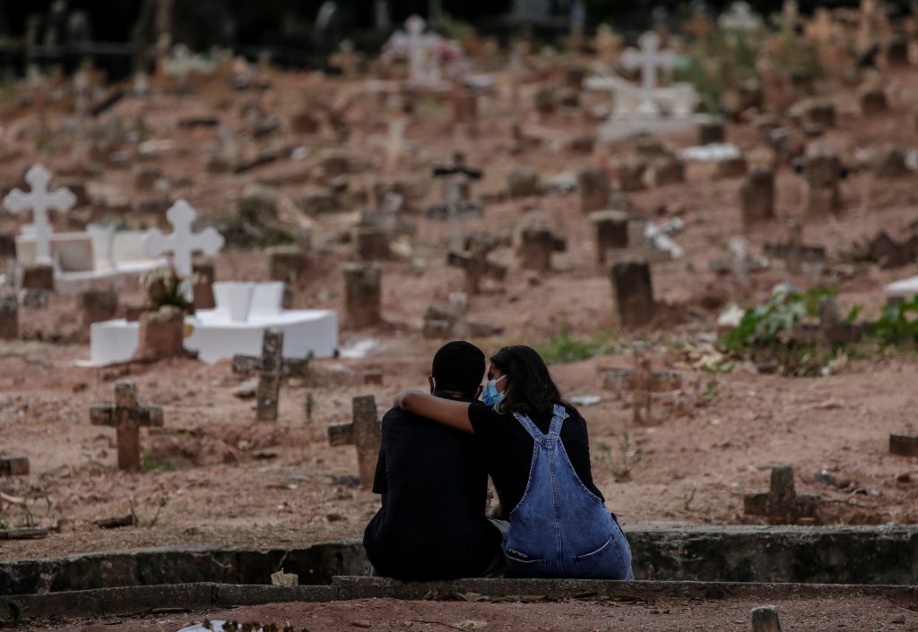 La falta de insumos y un récord de entierros sorprenden a Brasil en la peor hora de la pandemia de coronavirus