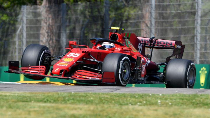 Ferrari empieza fuerte en un primer entrenamiento caótico