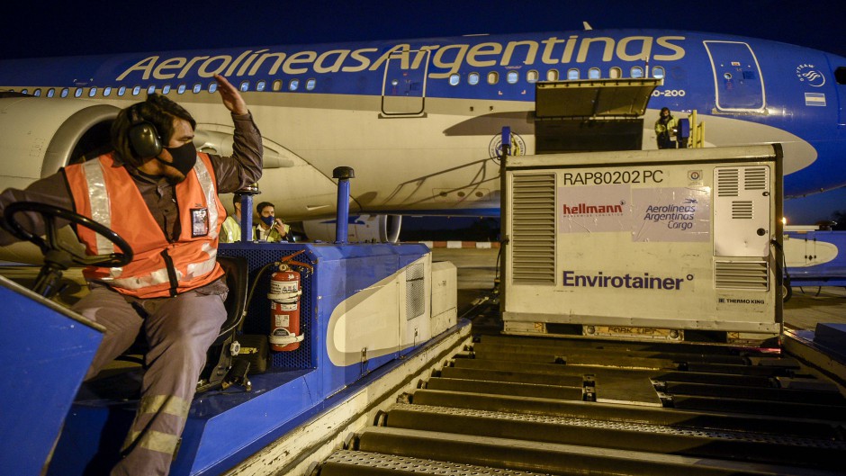 Arribó el vuelo con 384 mil dosis de China y esperan completar el millón esta semana