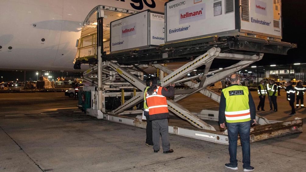 Llegó otro avión con vacunas desde China y partió un nuevo vuelo a Moscú