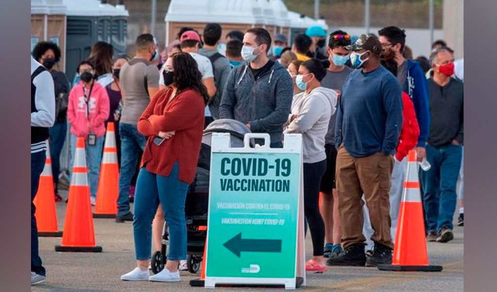 Estados Unidos: Turistas latinoamericanos son vacunados gratis contra la COVID-19 en la playa Miami Beach