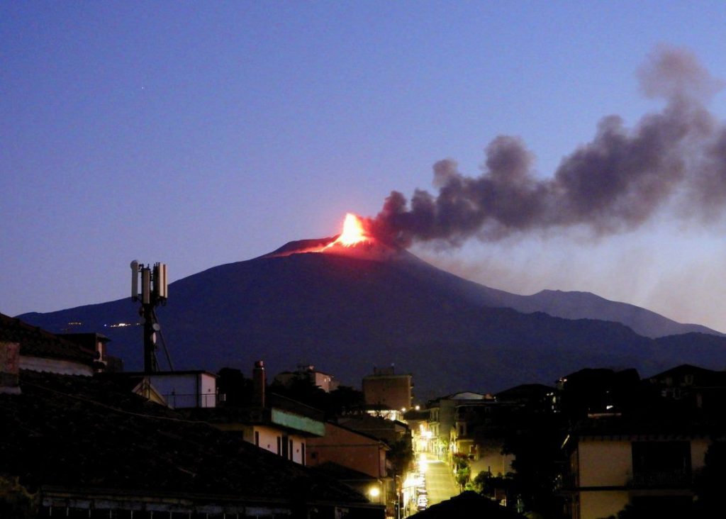 El Etna, el volcán más activo de Europa, iluminó el cielo de la madrugada con espectaculares erupciones