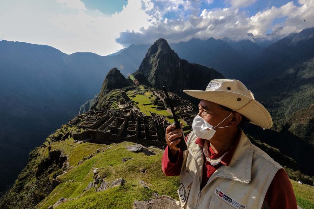 Perú vacuna a pobladores de Machu Picchu para reactivar turismo