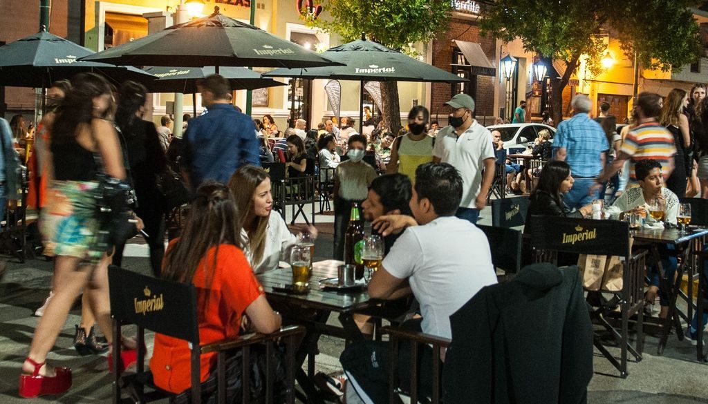 Habilitan reuniones familiares de 10 personas y la gastronomía hasta la 0