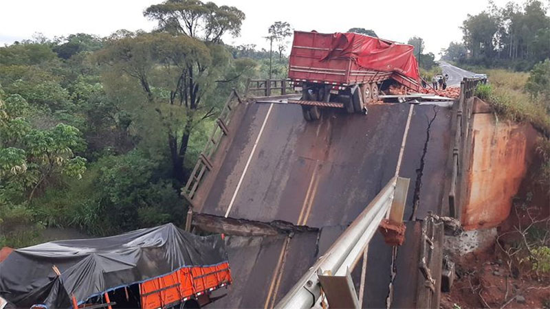 Puente colapsó, cayeron vehículos y tres personas murieron en Paraguay: Imágenes