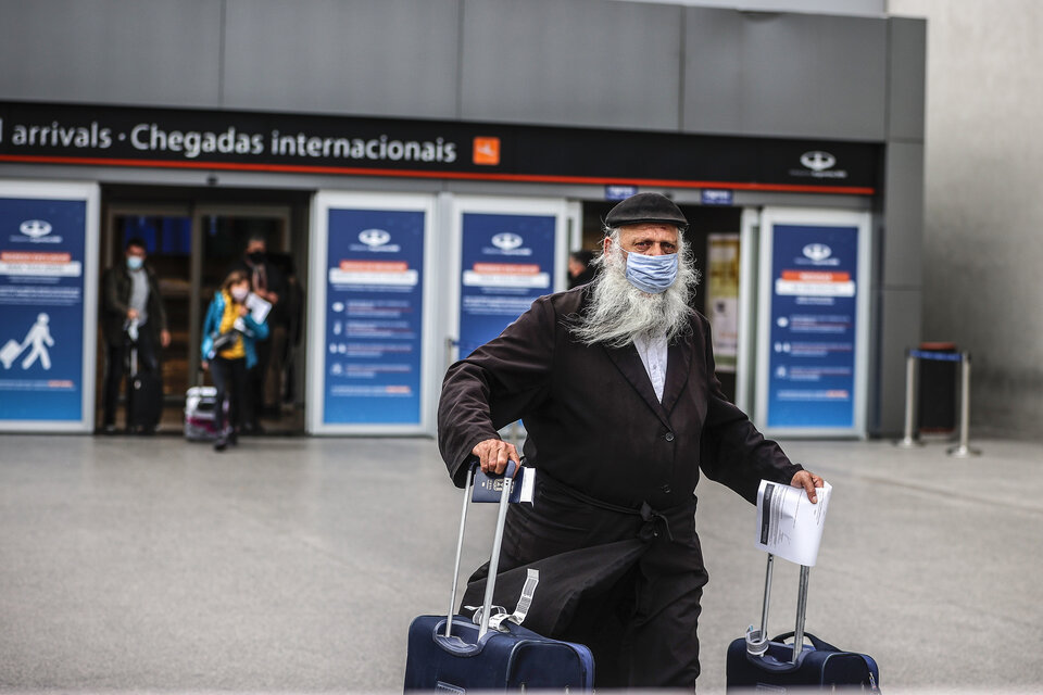 El Gobierno ya autoriza repatriaciones de argentinos por excepción mientras evalúa mantener en 600 pasajeros el cupo de ingresos desde el exterior