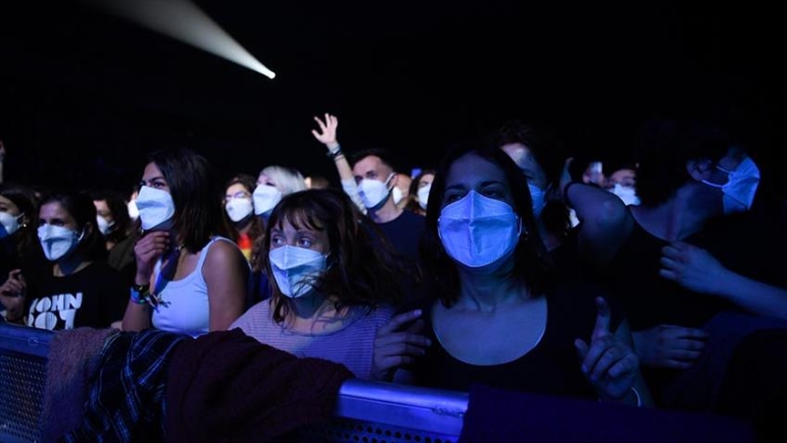 Fuerte aumento de casos de COVID-19 lleva a España a frenar la vida nocturna